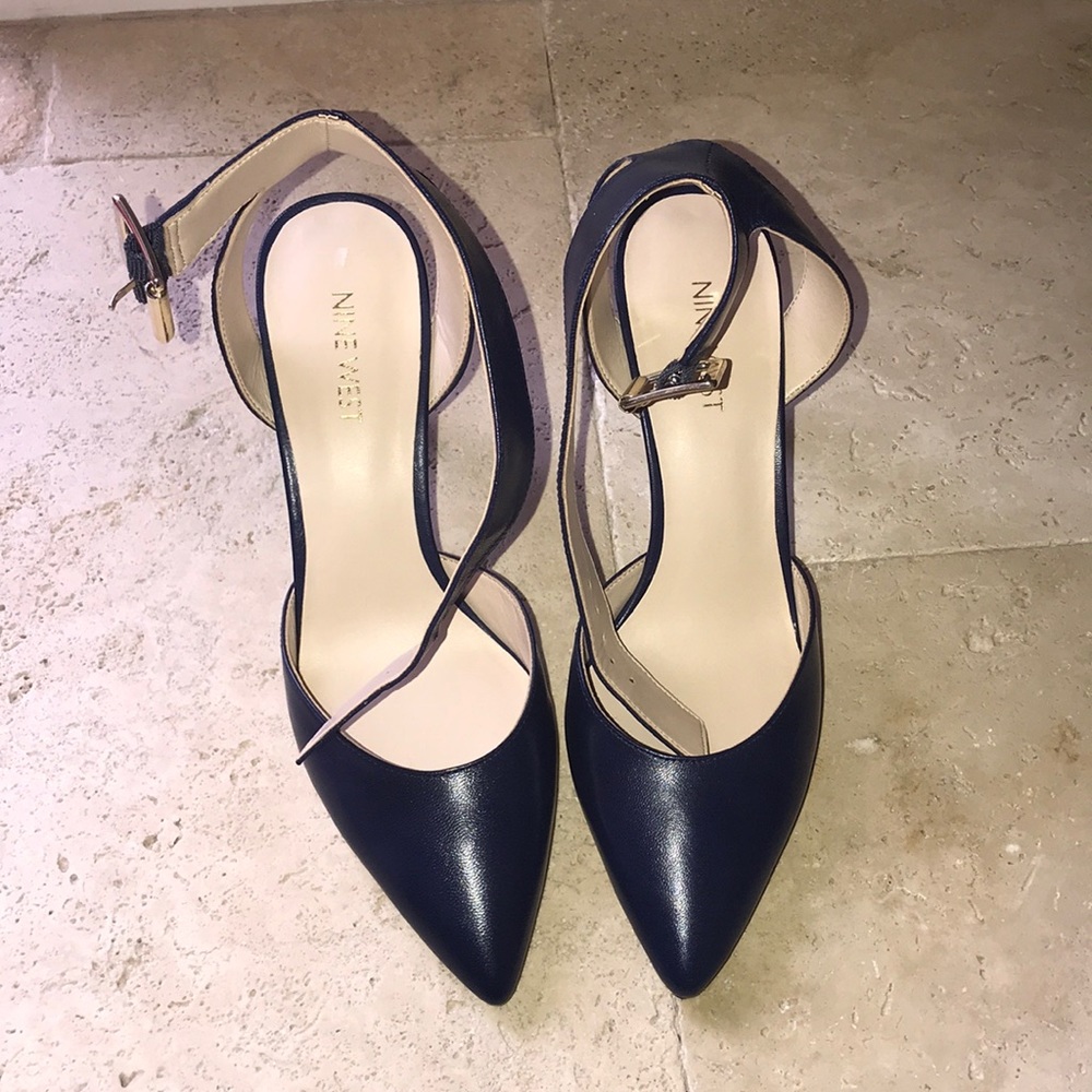 Navy leather pump